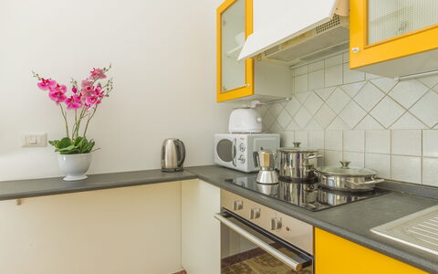 Villa San Vito: Küche, Countertop, Küchengerät, Major Appliance, Interior Design, Gelb, Holz, Möbel, Flooring, Cabinetry