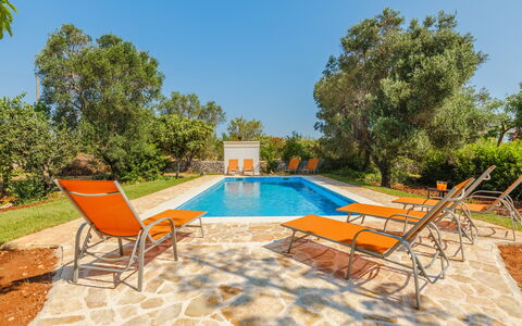 Villa San Vito: Schwimmbad, Gartenmöbel, Resort, Stuhl, Garten, Estate, Schatten, Hinterhof, Hazienda, Landscaping