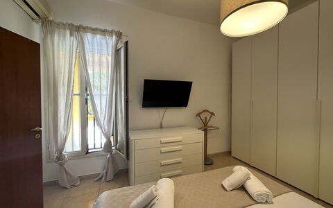 Villa Azzurra: Möbel, Interior Design, Fussboden, Schlafzimmer, Flooring, Holz, Bett, Zimmer, Beleuchtung, Bedding