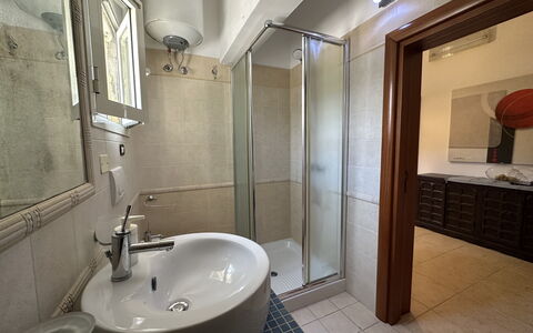 Villa Azzurra: Flooring, Fussboden, Interior Design, Armatur, Badezimmer, Holz, Sinken, Möbel, Bad Sink, Zapfhahn