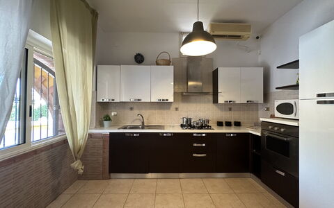 Villa Azzurra: Küche, Küchengerät, Countertop, Interior Design, Flooring, Major Appliance, Möbel, Holz, Cabinetry, Light Fixture