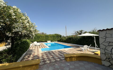Villa Azzurra: Schwimmbad, Verbundwerkstoff, Resort, Estate, Landscaping, Eco Hotel, Schatten, Fliese, Water Feature, Hazienda