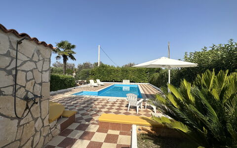 Villa Azzurra: Schwimmbad, Resort, Verbundwerkstoff, Eco Hotel, Schatten, Gartenmöbel, Hazienda, Flagstone, Landscaping, Estate