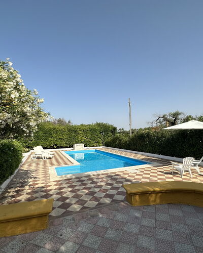 Villa Azzurra: Schwimmbad, Verbundwerkstoff, Resort, Estate, Landscaping, Eco Hotel, Schatten, Fliese, Water Feature, Hazienda