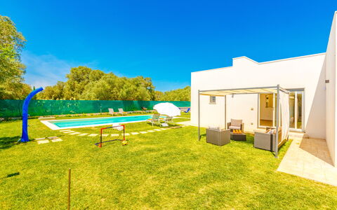 Villa Eufriama: Freizeit, Rasen, Schatten, Schwimmbad, Landscaping, Garten, Kunstrasen, Hotel, Villa, Eco Hotel