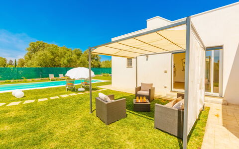 Villa Eufriama: Schatten, Rasen, Freizeit, Landscaping, Estate, Schwimmbad, Garten, Kunstrasen, Villa, Eco Hotel