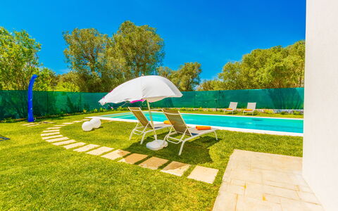 Villa Eufriama: Blau, Schwimmbad, Rasen, Garten, Freizeit, Resort, Hinterhof, Kunstrasen, Schatten, Landscaping