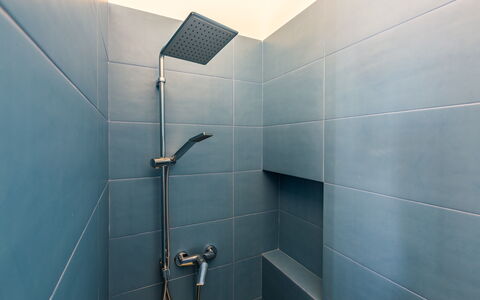 Villa Eufriama: Flooring, Armatur, Fussboden, Duschkopf, Badezimmer, Dusche, Fliese, Duschpaneel, Brausenstange, Installation
