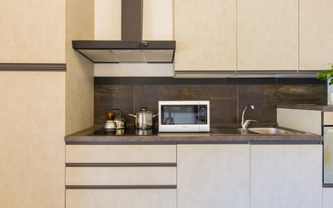 Villa Eufriama: Küche, Countertop, Küchengerät, Cabinetry, Interior Design, Holz, Möbel, Major Appliance, Flooring, Haushaltsgerät
