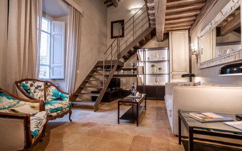 Stylish Apartment: Möbel, Interior Design, Flooring, Fussboden, Couch, Wohnzimmer, Zimmer, Decke, Beleuchtung, Stuhl