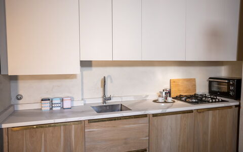 Stylish Apartment: Küche, Countertop, Holz, Küchengerät, Interior Design, Cabinetry, Flooring, Major Appliance, Spüle, Haushaltsgerät