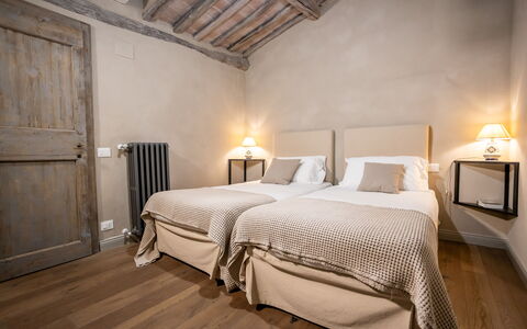 Stylish Apartment: Bett, Schlafzimmer, Möbel, Bettdecke, Interior Design, Bedding, Linens, Fussboden, Textil, Zimmer