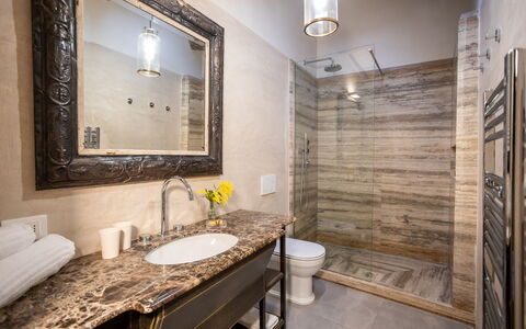 Stylish Apartment: Armatur, Flooring, Interior Design, Badezimmer, Fussboden, Zapfhahn, Sinken, Installation, Beleuchtung, Zuhause