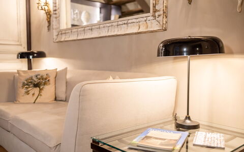 Stylish Apartment: Möbel, Interior Design, Couch, Beleuchtung, Wohnzimmer, Zuhause, Fussboden, Zimmer, Lampe