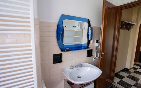 Miralago: Interior Design, Armatur, Installation, Bad Sink, Badezimmer, Spiegel, Zapfhahn, Sinken, Fliese