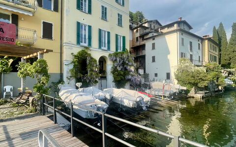 Miralago: Gebäude, Wasserweg, Boot, Watercraft, Wasserlauf, Wohngebiet, Kanal, Boote Und Boating - Geräte Und Materialien, Wohnung, See