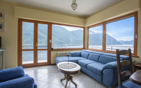 Miralago: Möbel, Interior Design, Flooring, Holz, Fussboden, Couch, Zimmer, Decke, Wohnzimmer