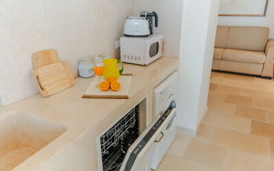 Casa Lea: Interior Design, Flooring, Countertop, Fussboden, Zimmer, Küche, Haushaltsgerät, Cabinetry, Küchengerät, Fliese