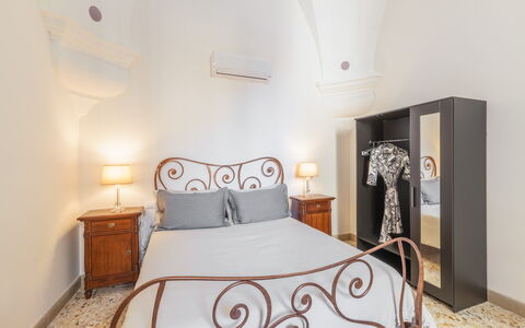 Dimora Storica: Interior Design, Flooring, Fussboden, Möbel, Decke, Zimmer, Wohnung, Cabinetry, Schlafzimmer, Bett