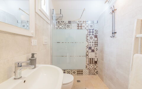 Dimora Storica: Badezimmer, Flooring, Armatur, Fussboden, Interior Design, Toilette, Toilleten Sitz, Installation, Fliese, Zapfhahn