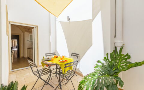 Dimora Storica: Möbel, Interior Design, Stuhl, Decke, Schatten, Holzbeize, Zimmerpflanze, Küche & Esszimmer Tisch, Gartenmöbel, Eco Hotel