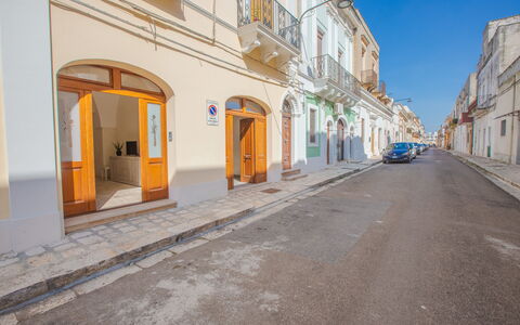 Casa Ettore: Strasse, Familienauto, Bürgersteig, City Car, Kompaktwagen, Gasse