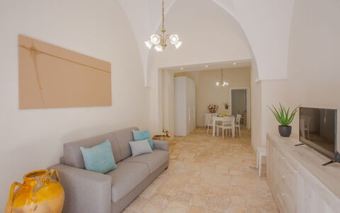 Casa Ettore: Flooring, Fussboden, Interior Design, Decke, Möbel, Zimmer, Stuhl, Light Fixture, Formen