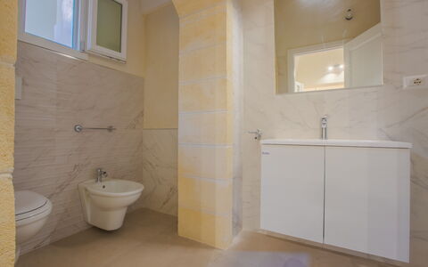 Casa Ettore: Flooring, Fussboden, Armatur, Badezimmer, Interior Design, Bad Sink, Sinken, Installation, Zapfhahn, Fliese