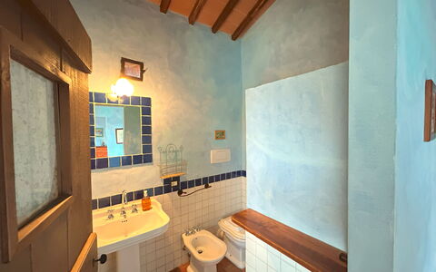 Appartamento La Torretta Di Pietra, Wifi, Perugia: Wand, Armatur, Interior Design, Flooring, Badezimmer, Fussboden, Bad Sink, Decke, Zapfhahn, Installation