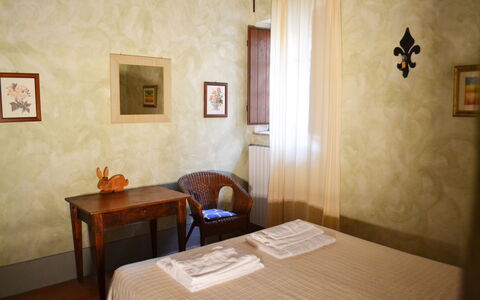 Appartamento Il Fienile Del Sole, Wifi, Perugia: Wand, Interior Design, Fussboden, Zimmer, Bilderrahmen, Blumentopf, Holzbeize, Linens, Zimmerpflanze, Hartholz