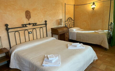 Appartamento Il Cantico Del Gallo, Wifi, Near Peru: Möbel, Flooring, Fussboden, Interior Design, Bett, Schlafzimmer, Bettrahmen, Stuhl, Bedding, Light Fixture