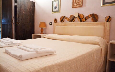 Appartamento Bellosguardo, Wifi, Near Perugia: Bett, Schlafzimmer, Wand, Holz, Interior Design, Bettdecke, Bedding, Möbel, Fussboden, Bettrahmen