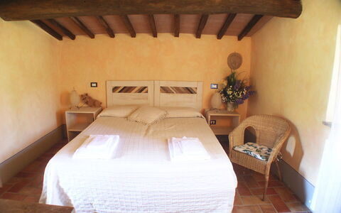 Appartamento Pietra Viva, Wifi, Near Perugia: Möbel, Flooring, Fussboden, Bauernhaus, Schlafzimmer, Bett, Stuhl, Bettrahmen, Holzbeize, Zimmerpflanze