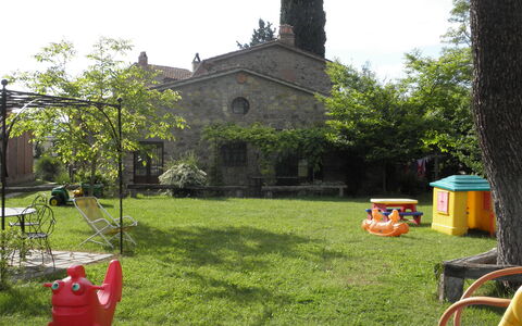 Appartamento Poggiolo, Wifi, Near Perugia: Garten, Freizeit, Hinterhof, Rasen, Garten, Schatten, Kind, Park, Hazienda, Landscaping
