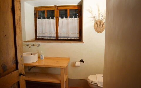 Appartamento Poggiolo, Wifi, Near Perugia: Wand, Bad Sink, Holz, Armatur, Interior Design, Flooring, Fussboden, Sinken, Zimmer, Badezimmer