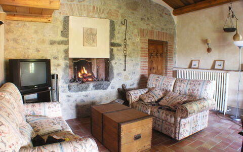 Appartamento Poggiolo, Wifi, Near Perugia: Möbel, Wand, Flooring, Interior Design, Zimmer, Tabelle, Stuhl, Wohnzimmer, Couch, Decke