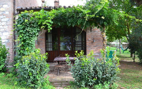 Appartamento Scuderia Del Borgo, Wifi, Perugia: Garten, Hinterhof, Schatten, Backstein, Garten, Landscaping, Outdoor Struktur, Gartenmöbel, Hof, Pergola