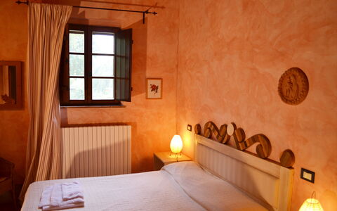 Appartamento Scuderia Del Borgo, Wifi, Perugia: Wand, Interior Design, Möbel, Fussboden, Schlafzimmer, Decke, Zuhause, Zimmer, Bett, Linens