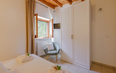Trullo Quattro Carrini: Holz, Interior Design, Flooring, Fussboden, Decke, Schlafzimmer, Zimmer, Bett, Zuhause, Holzbeize