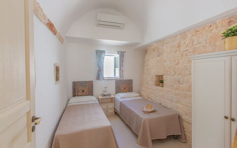Lamia Del Vespro: Fussboden, Decke, Flooring, Schlafzimmer, Wohnung, Bett, Bedding, Bettrahmen, Kissen, Hotel