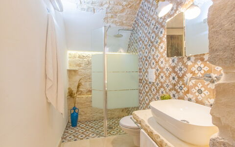 Lamia Del Vespro: Flooring, Armatur, Interior Design, Badezimmer, Fussboden, Toilette, Installation, Decke, Fliese, Toilleten Sitz