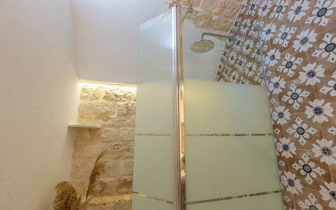 Lamia Del Vespro: Wand, Flooring, Fussboden, Armatur, Interior Design, Fliese, Badezimmer, Installation, Decke, Zimmer