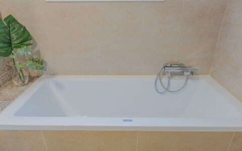 Casa Nonna Netta: Armatur, Badezimmer, Badewanne, Flooring, Installation, Fussboden, Verbundwerkstoff, Zapfhahn, Natürliches Material, Fliese