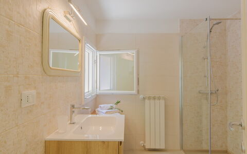 Casa Nonna Netta: Flooring, Wand, Armatur, Badezimmer, Fussboden, Interior Design, Bad Sink, Zapfhahn, Sinken, Decke