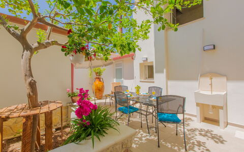 Casa Nonna Netta: Blumentopf, Zimmerpflanze, Stuhl, Gartenmöbel, Holzbeize, Terrasse, Hinterhof, Hazienda, Hof, Blumendesign
