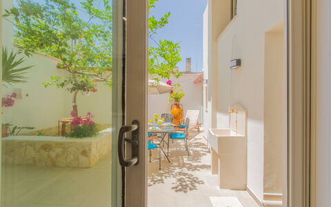 Casa Nonna Netta: Interior Design, Fussboden, Blumentopf, Zimmerpflanze, Stuhl, Home Door, Gartenmöbel, Blumendesign