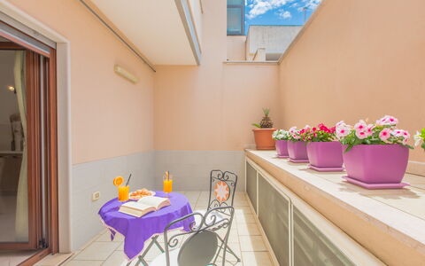La Nuvola Sui Pedali: Interior Design, Flooring, Fussboden, Rosa, Wohnung, Blumentopf, Zimmerpflanze, Formen, Holzbeize, Balkon
