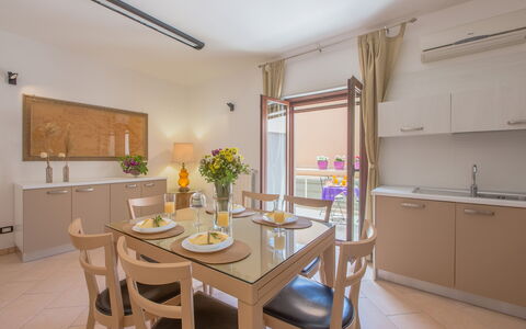 La Nuvola Sui Pedali: Möbel, Flooring, Interior Design, Fussboden, Küche & Esszimmer Tisch, Stuhl, Tabelle, Wohnung, Esszimmer, Countertop