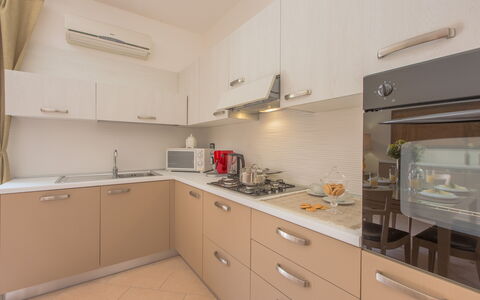 La Nuvola Sui Pedali: Küche, Küchengerät, Countertop, Major Appliance, Holz, Cabinetry, Flooring, Interior Design, Herd, Sinken