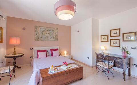 La Nuvola Sui Pedali: Möbel, Interior Design, Flooring, Fussboden, Schlafzimmer, Zimmer, Bett, Tabelle, Decke, Rosa